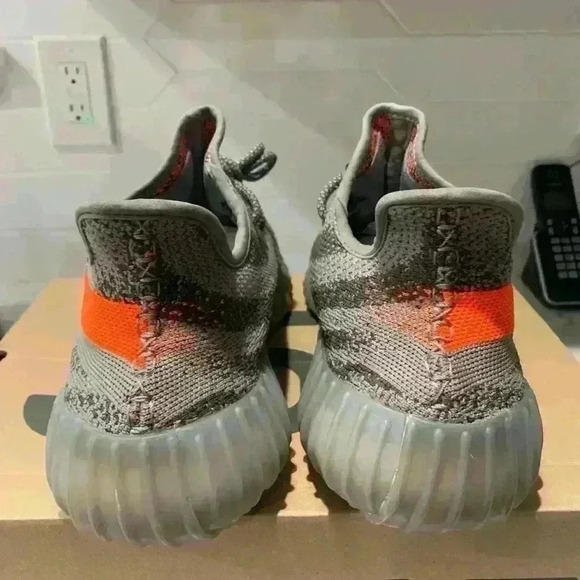 Yeezy Boost 350 V2 size 11 - Picture 4 of 10